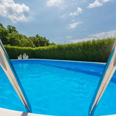 Flora With Pool * Pestovic