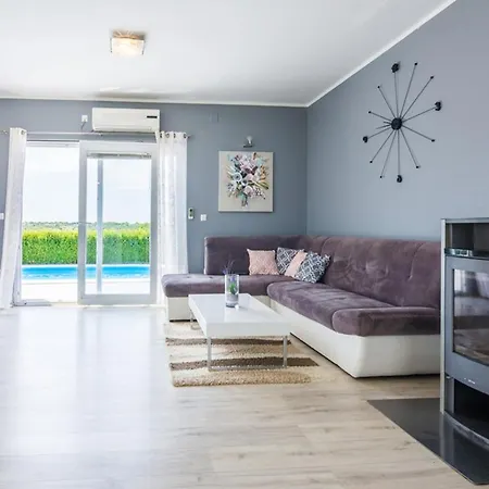 Semesterbostad Flora With Pool Pestovic