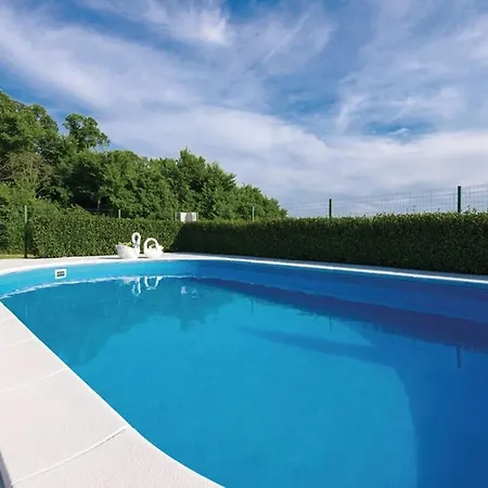 Semesterbostad Flora With Pool