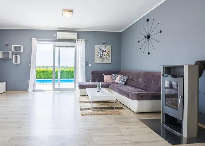 Tatil Evi Flora With Pool Pestovic