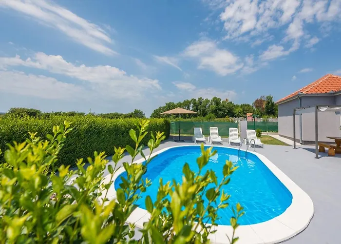 Flora With Pool Tatil Evi Pestovic