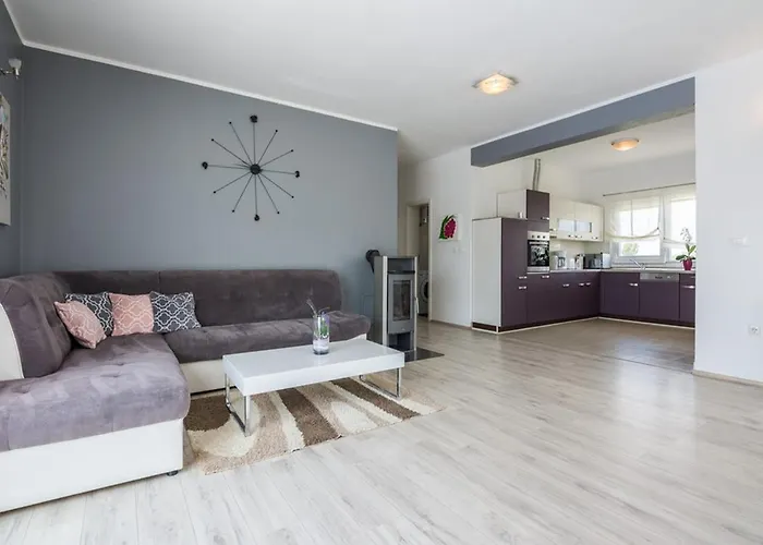 Flora With Pool Prázdninový dům *