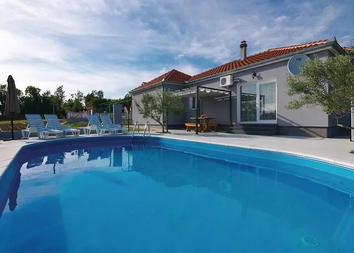 Flora With Pool Tatil Evi