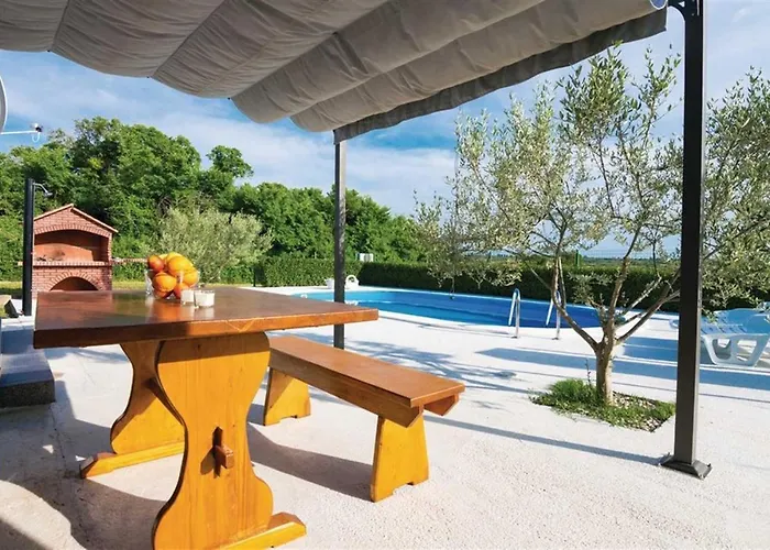 Flora With Pool Tatil Evi Pestovic