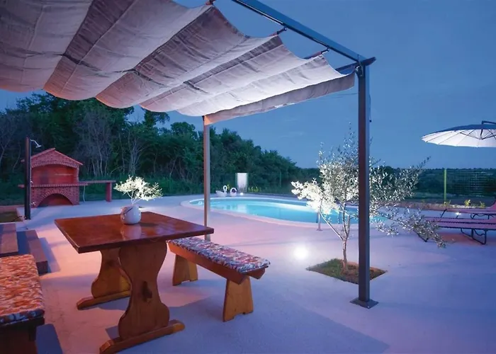 Flora With Pool