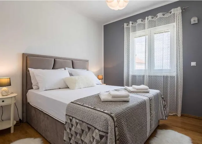 Flora With Pool * Pestovic