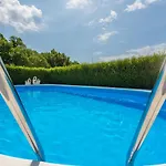Flora With Pool * Pestovic