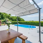 Semesterbostad Flora With Pool Pestovic