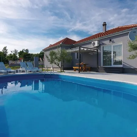 Flora With Pool Holiday home