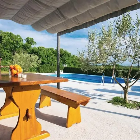 Flora With Pool Holiday home Policnik