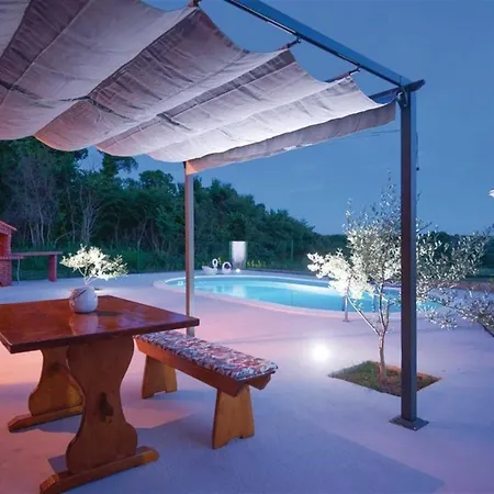 Flora With Pool
