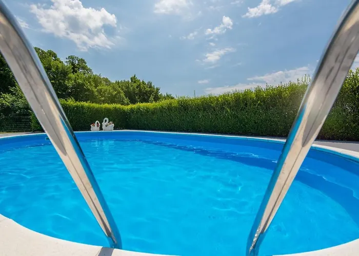Flora With Pool * Pestovic