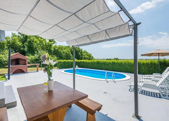 Casa vacanze Flora With Pool Pestovic